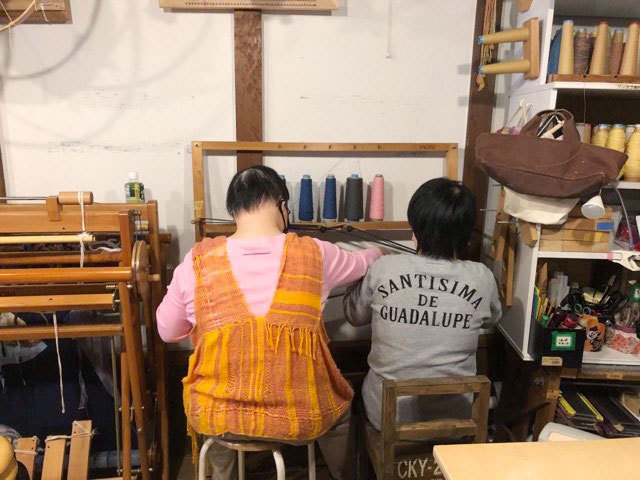 染織作業の様子