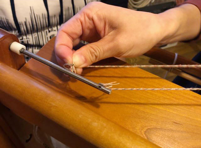 紐作り作業の様子